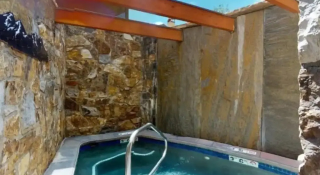 Номер Platinum Luxury Ski In, Ski Out 2 Bedroom Mountain Residence In The Heart Of Lionshead Village With Heated Slope Side Pool And Hot Tub