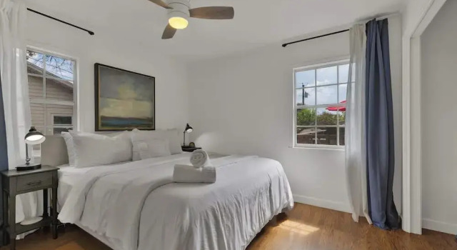Elegant and Stylish Glenmoor Abode - 5 min to Town