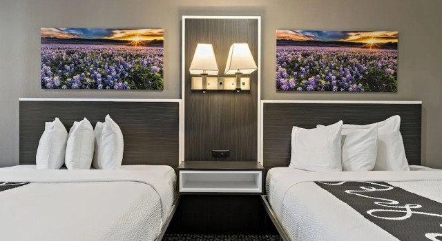 Четырёхместный люкс Deluxe Paris Inn & Suites