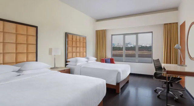 Четырёхместный номер Deluxe с видом на реку Surat Marriott Hotel