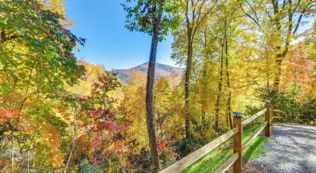 1 Mile to Golfing: Porch w/ Fireplace + Mtn Views, Забронировать Дом для отпуска Коттеджи Мегги-Вэлли, Коттедж