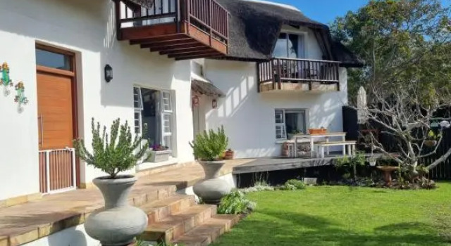 Tree Aloe Guest house, Забронировать Гостевой дом Гостевые дома Сент-Френсис-Бей, рядом с Пляж St. Francis Bay, Гостевой дом