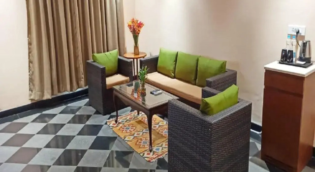 Полулюкс Hotel Cachar Club