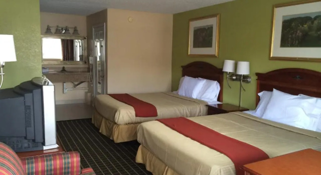 Четырёхместный номер Standard Newport News Inn