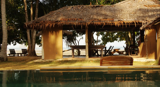 Кровать в общем номере Melina Beach Front Bungalows