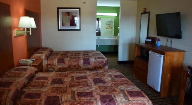 Четырёхместный номер Standard Royal Inn & Suites