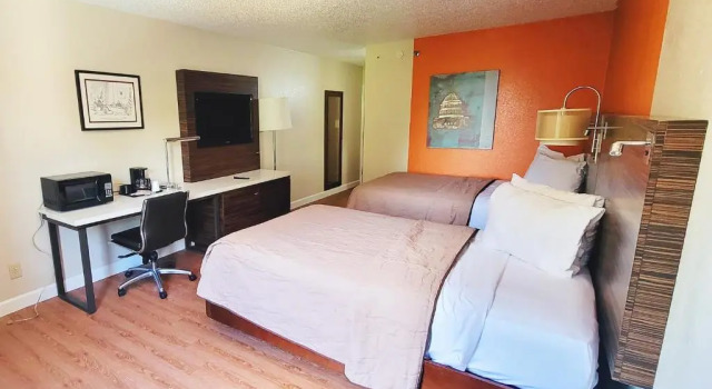 Четырёхместный номер Deluxe Studios & Suites 4 Less Charlotte