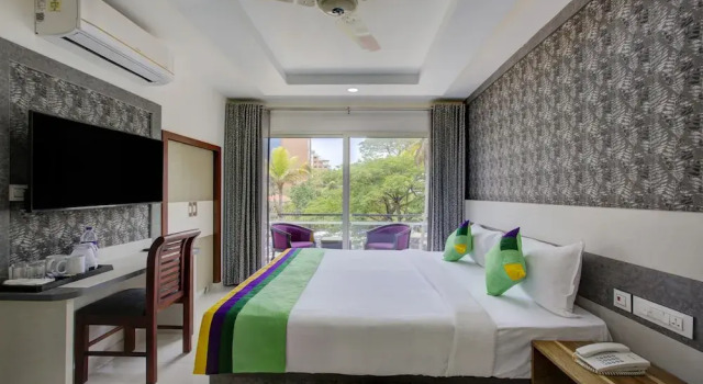Двухместный номер Deluxe Treebo Love Shore Residency, Near Lakeshore Hospital
