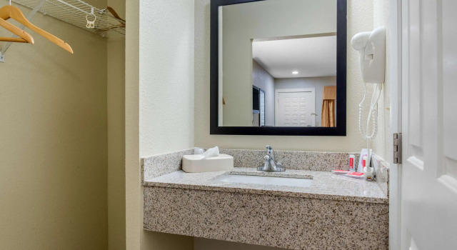 Четырёхместный номер Standard Econo Lodge Freeport - Brunswick Area
