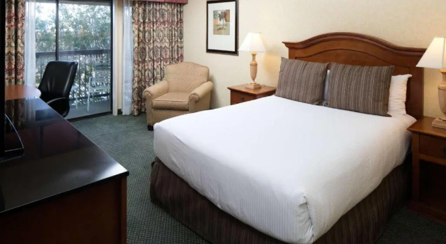 Двухместный номер Standard с видом на бассейн Red Lion Hotel Redding