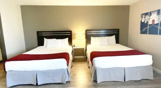 Четырёхместный номер Standard с балконом Redac Gateway Hotel Torrance