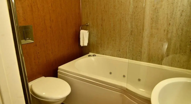 Четырёхместный номер Comfort The Knighton Hotel