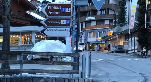 1-room apartment * directly by the cable car * Bernese Alps, Забронировать Апартаменты/квартира Отели Адельбоден с парковкой, рядом с Горнолыжный курорт Адельбоден, Парковка