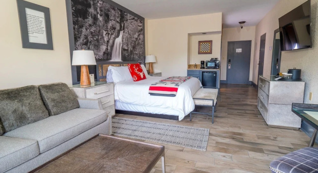 Двухместный люкс с балконом и с видом на озеро Chetola Resort