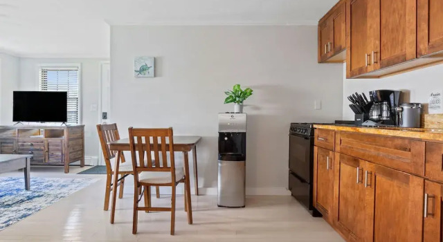 Коттедж Beachside Retreat Cozy 1-bedroom w Private Yard