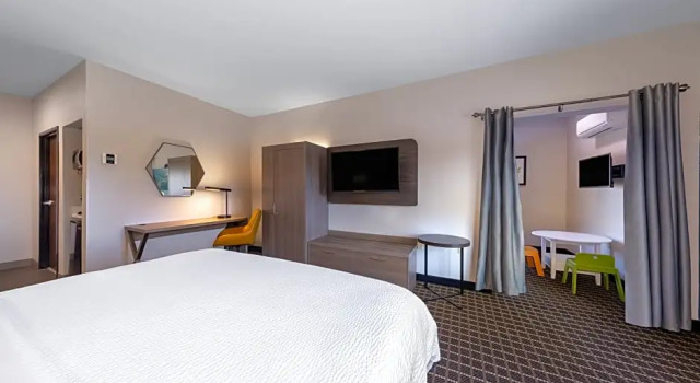 Четырёхместный люкс Holiday Inn Express & Suites Pittsburg by IHG
