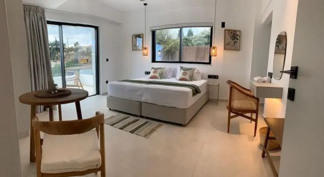 Полулюкс Sirena Bay Beach House and Luxury Suites