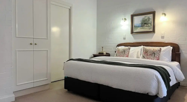 Люкс с балконом Victoria House Motel and Wine Bar