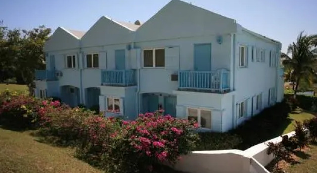 Кровать в общем номере Timothy Beach Resort