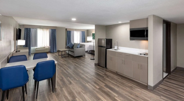 Четырёхместный люкс Wingate by Wyndham Sulphur Near Lake Charles