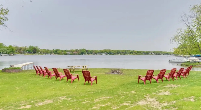 Коттедж с балконом Pistakee Lake Estate w/ Boat Dock & Hot Tub!