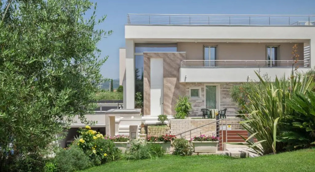 Villa Aurora-Holiday Home APT3, Забронировать Вилла Отели Бардолино с парковкой, рядом с Wine Museum, Парковка
