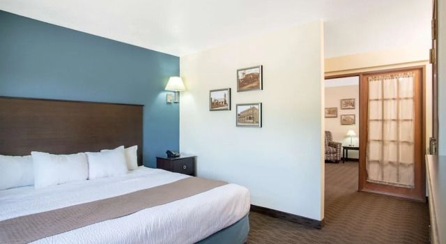 Двухместный номер Standard c 1 комнатой AmericInn by Wyndham Green Bay West