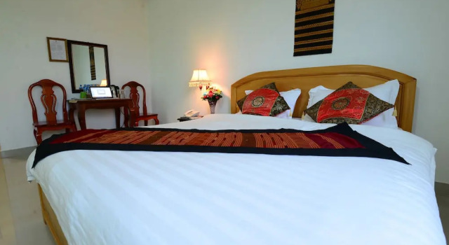 Двухместный номер Premium с балконом Douangpraseuth Hotel