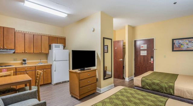 Четырёхместный люкс Econo Lodge Valdosta Mall Area