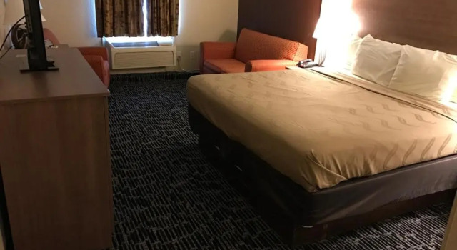 Номер Standard Quality Inn Near Pimlico Racetrack