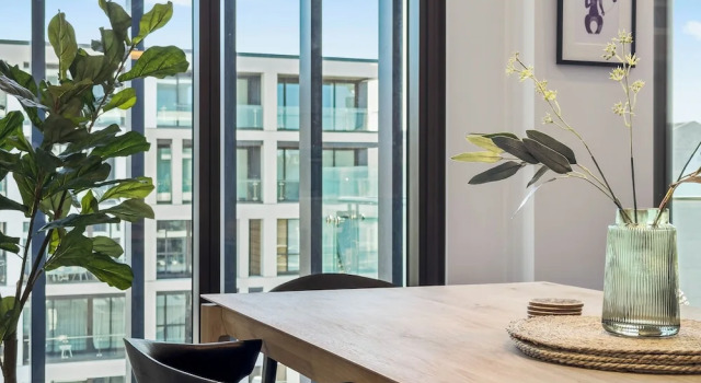 Sunny and Spacious in Wynyard Quarter, Rezerwuj Apartament Hotele w Auckland Region z parkingiem, Parking