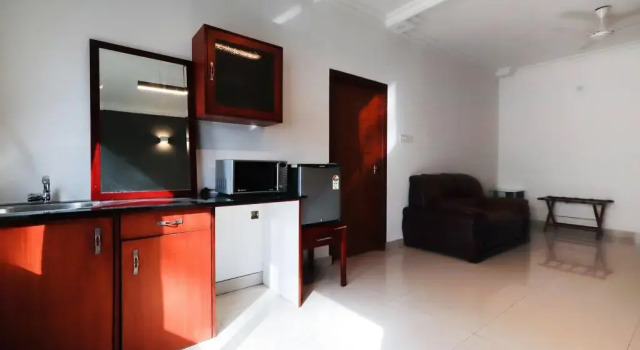 Makers Hotel by OYO Rooms