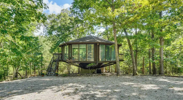 Коттедж Unique Treehouse Hideaway Near Lake of the Ozarks