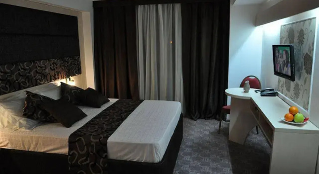 Hotel Plaza, Varaa Hotelli Hotellit Dolj aamiaisella, Aamiainen