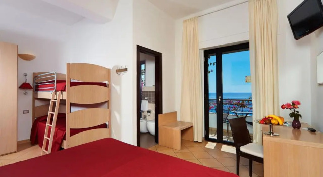 Четырёхместный номер Standard с балконом и с видом на море Hotel Cala Luna