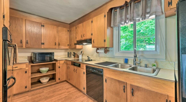 Коттедж Cozy Charlotte Retreat w/ Yard ~ 5 Mi to Dtwn