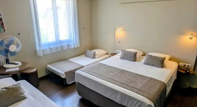 Четырёхместный семейный номер Standard Hotel Thonon Centre Le Comte Rouge