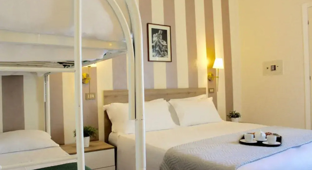 Трёхместный номер Standard Maison King Hotel