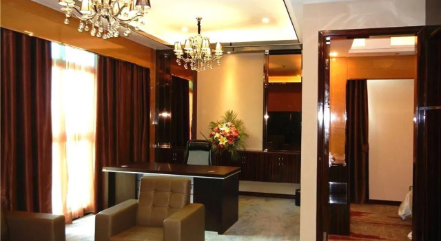Junri Holiday Hotel, Boek Hotel Hotels in Guangdong met parkeren, Parkeren