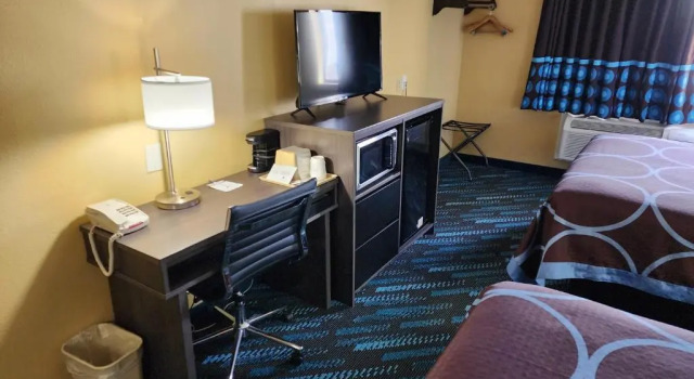 Четырёхместный номер Standard Super 8 by Wyndham Somerset
