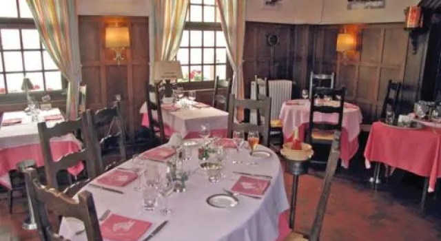 Hôtel du Cheval Blanc, Book Hotel Montmort-Lucy 
