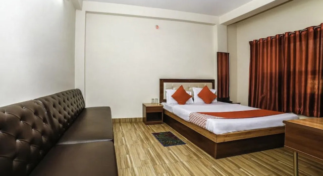 OYO 27825 Hotel Royal