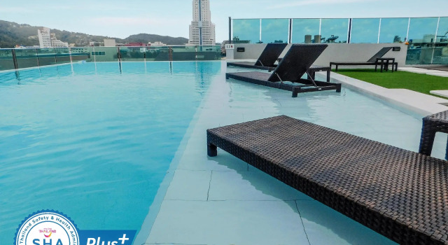 Кровать в общем номере The AIM Patong Hotel