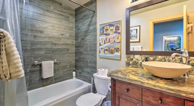 Коттедж Tahoe Donner Retreat w/ Hot Tub & Fireplace!