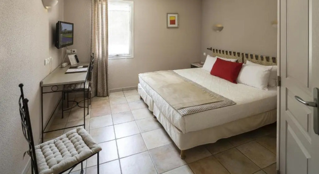 Двухместный номер Standard Цокольный этаж Logis Hôtel La Bastide De Grignan & Restaurant La Chênaie