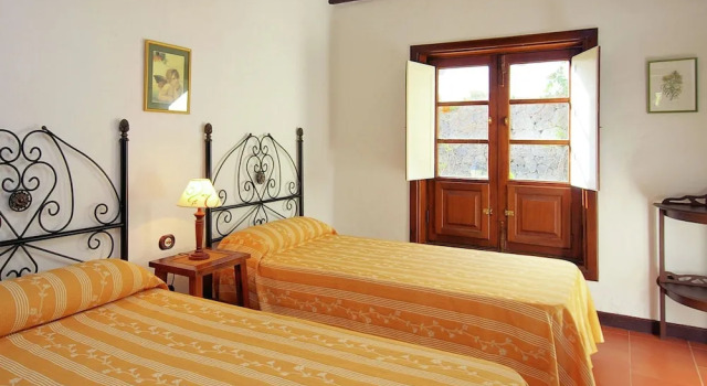 Detached Villa With Communal Swimming Pool Located in the North of Lanzarote, Забронировать Вилла Отели Ланцароте 3 звезды, 3*