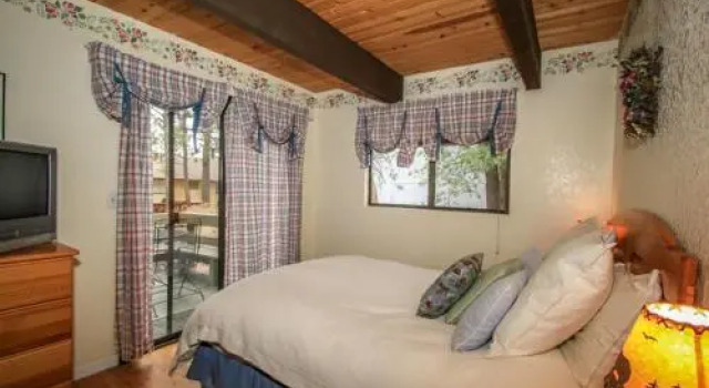Alpine Haus by RedAwning, Забронировать Отель Биг-Бэар-Сити San Bernardino Mountains