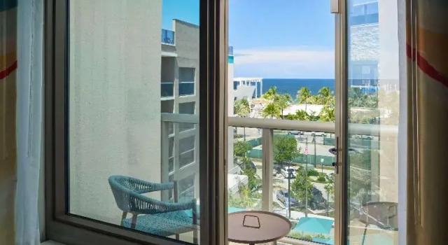 Шестиместный номер Standard с балконом и с видом на океан Tru By Hilton Pompano Beach Pier