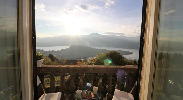 Апартаменты Bellavista Prestigious Apartment With Lake View