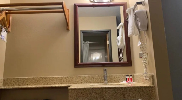 Номер Standard Super 8 by Wyndham Germantown/Milwaukee